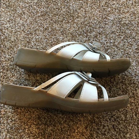 Wear ever white flower sandals - Picture 3 of 3